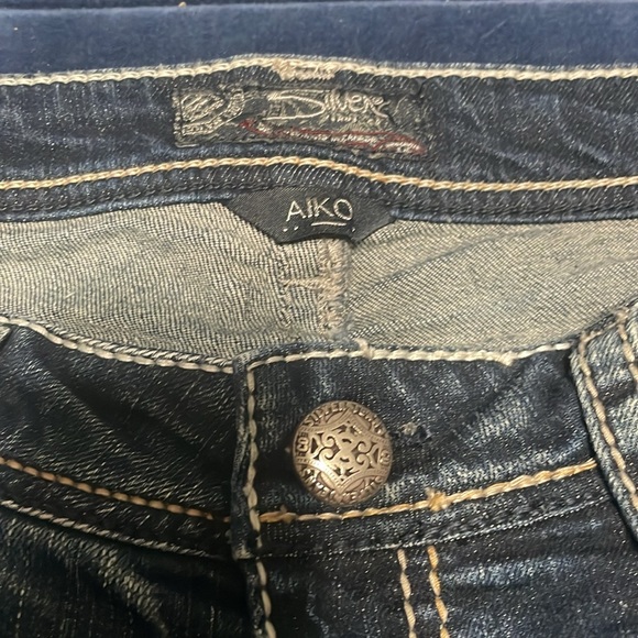 3 Pairs Silver Brand Cropped Jeans - Picture 2 of 10